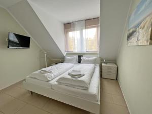 Ένα ή περισσότερα κρεβάτια σε δωμάτιο στο Ferienwohnung Hafenblick - Wunderbare Erholung am Hafen