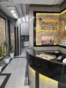 un vestíbulo de un hotel con un mostrador negro y amarillo en Seref Hotel, en Yalova