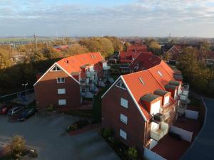 ノルトダイヒにあるHafenperle Iのオレンジ色の屋根の建物の上面