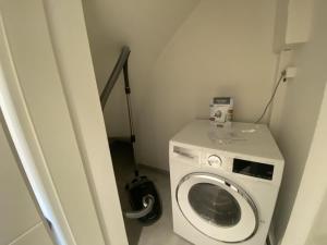 eine Waschmaschine in einem Zimmer mit Waschmaschine in der Unterkunft Die Zimmerei 2 - Luxus in Greetsieler Toplage in Krummhörn
