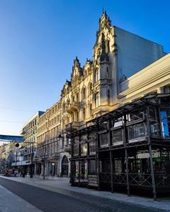 duży budynek po stronie ulicy w obiekcie Apartaments Piotrkowska 101 w Łodzi