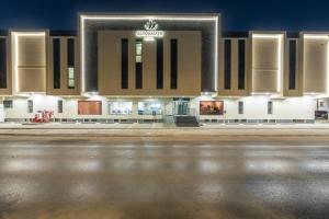 an empty parking lot in front of a building at فندق المسافر in Riyadh