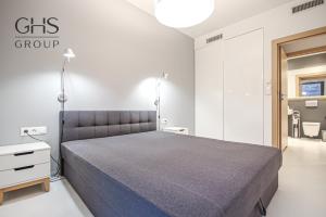 um quarto com uma cama grande num quarto em Ekskluzywny Apartament obok Zamku Wawelskiego em Cracóvia