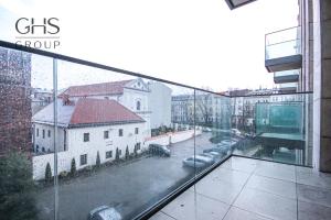 uma vista para uma cidade a partir de uma janela de um edifício em Ekskluzywny Apartament obok Zamku Wawelskiego em Cracóvia