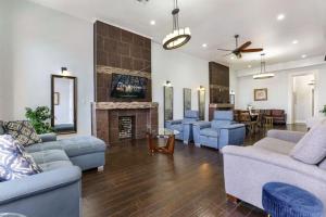 sala de estar con sofás azules y chimenea en Modern 4BR Living in Downtown NOLA, en Nueva Orleans