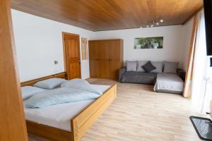 sypialnia z 2 łóżkami i kanapą w obiekcie Haus Kappeller w mieście Bach