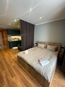 Un dormitorio con una cama grande en una habitación. en Cozy apartment in NEW GUDAURI Block F2, en Gudauri