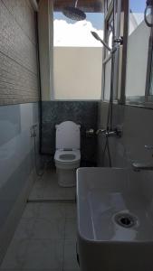 キャンディにあるRoyal Retreat Kandyのバスルーム(トイレ、洗面台付)、窓が備わります。
