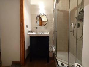 ein Bad mit einem Waschbecken und einer Dusche in der Unterkunft Hostdomus - Via Roma Suite in Cesana Torinese