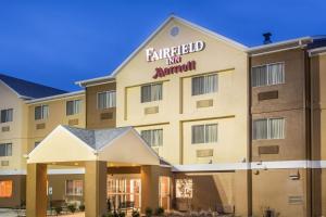 una representación de una posada de campo de hadas y un hotel marriott en Fairfield Inn & Suites Ashland en Ashland