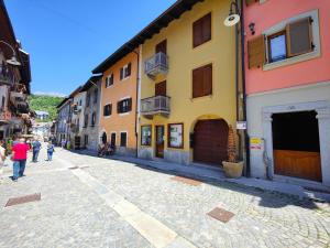 a cobblestone street in a city with buildings at Hostdomus - Via Roma Suite in Cesana Torinese