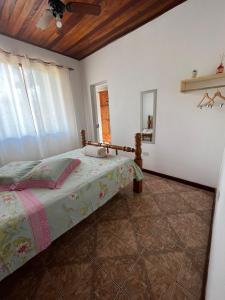 een slaapkamer met een bed en een plafond bij Casa temporada em Paraty famíliar in Paraty