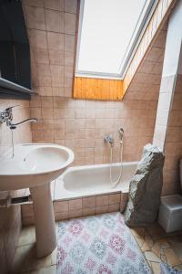 W łazience znajduje się umywalka, wanna i umywalka. w obiekcie Chalupa pri potoku w Zuberzcu