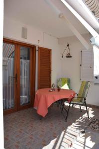 スヴェティ・ユライにあるApartments in Sveti Juraj 27785のテーブルと椅子、窓が備わる客室です。