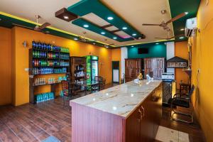 een kamer met een bar in een restaurant bij La Courtyard in Pondicherry