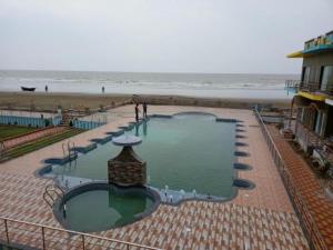 Bazén v ubytování ST Apple Beach Resort Mandarmani nebo v jeho okolí