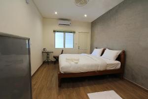 1 dormitorio con 1 cama con sábanas blancas y ventana en ZAYN Samui Hotel en Bophut 