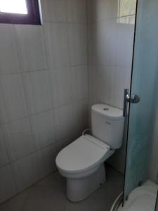 ボゴールにあるVilla Bukit Nirwanaのバスルーム(トイレ、ガラス張りのシャワードア付)