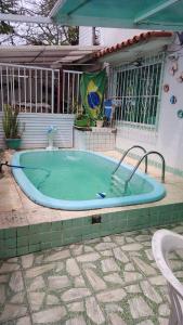 Elle comprend une terrasse avec un grand bain à remous. dans l'établissement Casa do Braga, à Cabo Frio