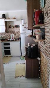 La cuisine est équipée d'un évier et d'un réfrigérateur. dans l'établissement Casa do Braga, à Cabo Frio