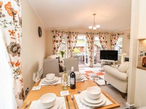 a kitchen and living room with a table and chairs at 10 Poppy Lodge in Richmond