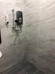 un bagno con dispenser di sapone su una parete di Modern 3 bedrooms House, Walking distance to Kulim Town by Mr Homestay a Kulim