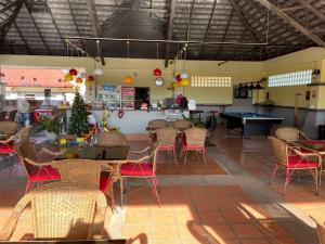 - une salle à manger avec une table de ping-pong et des chaises dans l'établissement Bali Residence, à Mae Pim