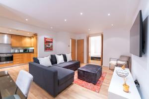 a living room with a couch and a table at Elegant 2 Bed Flat in Knightsbridge in London