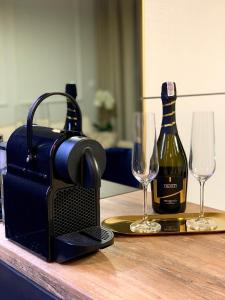 una botella de vino y dos copas en una barra en Blue Reef 6th Floor Sea View, en Międzyzdroje