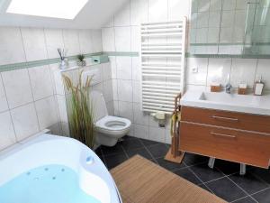 Ober FeuchtenにあるApartment With Amazing Lake- and Mountain Viewの浴槽、トイレ、洗面台を備えたバスルーム +67枚の写真