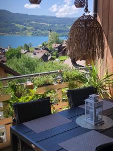 un tavolo su un balcone con vista sul lago di Apartment With Amazing Lake- and Mountain View 