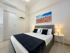 1 dormitorio con 1 cama grande en una habitación en Casa Camilla, en Bolonia