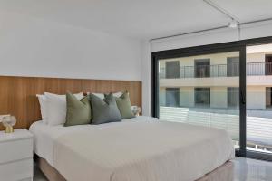 Postel nebo postele na pokoji v ubytování Phaedrus Living Alkminis Seaview Suites Litore