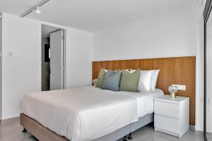 Postel nebo postele na pokoji v ubytování Phaedrus Living Alkminis Seaview Suites Litore