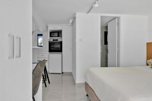 Kuchyň nebo kuchyňský kout v ubytování Phaedrus Living Alkminis Seaview Suites Litore