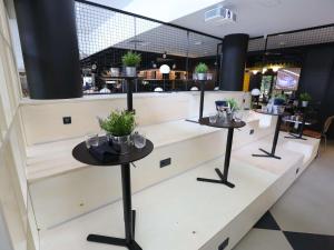 um restaurante com duas mesas com copos em ibis Paris Bercy Village em Paris