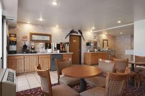 un restaurante con mesa y sillas y una cocina en Super 8 by Wyndham Austin North/University Area en Austin