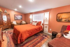 una camera con un letto arancione e un divano di Moon Over The Mills a Neotsu