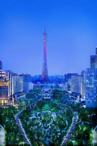 Blick auf eine Stadt in der Nacht mit dem Eiffelturm in der Unterkunft Grand Hyatt Guangzhou-Free Shuttle Bus to Canton Fair Complex During Canton Fair Period in Guangzhou