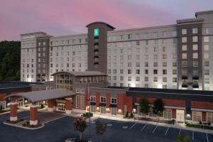 een weergave van de voorkant van een hotel bij Embassy Suites by Hilton Birmingham Hoover in Hoover