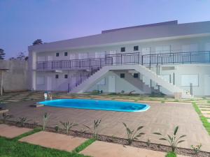 um edifício de apartamentos com uma piscina e uma escadaria em Pousada Casa Vista Bela São José da Barra Capitólio em São José da Barra