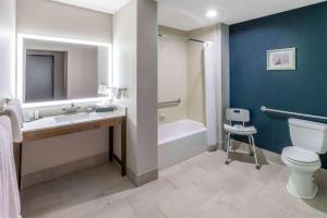 Vannituba majutusasutuses La Quinta by Wyndham Santa Rosa +25 fotot