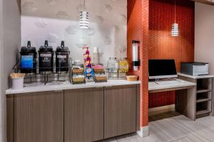 - une cuisine avec un comptoir avec des bouteilles d'alcool dans l'établissement La Quinta by Wyndham Santa Rosa, à Santa Rosa