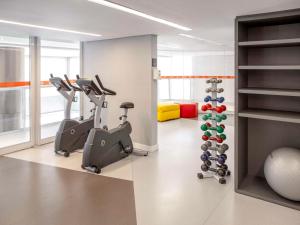 een fitnessruimte met loopbanden en crosstrainers in een kamer bij ibis budget Jundiai Shopping in Jundiaí