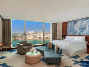 Postel nebo postele na pokoji v ubytování Fairmont Bab Al Bahr