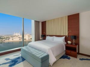 Postel nebo postele na pokoji v ubytování Fairmont Bab Al Bahr