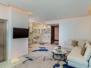 TV a/nebo společenská místnost v ubytování Fairmont Bab Al Bahr