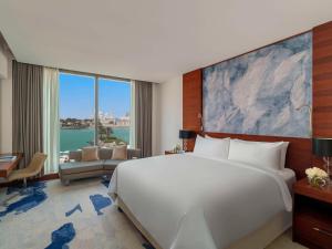 Postel nebo postele na pokoji v ubytování Fairmont Bab Al Bahr