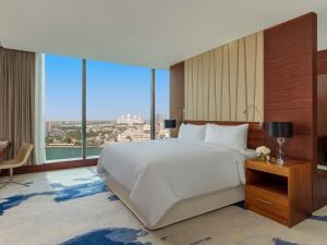 Postel nebo postele na pokoji v ubytování Fairmont Bab Al Bahr