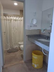 un piccolo bagno con lavandino e servizi igienici di Departamento Margaritas a Santa Rosa